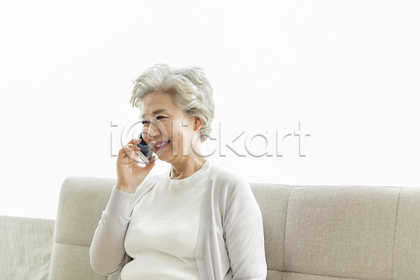 60대 노년 노인여자한명만 사람 여자 한국인 한명 JPG 옆모습 포토 미소(표정) 상반신 소파 스마트폰 스튜디오촬영 실내 실버라이프 앉기 일상 통화 할머니