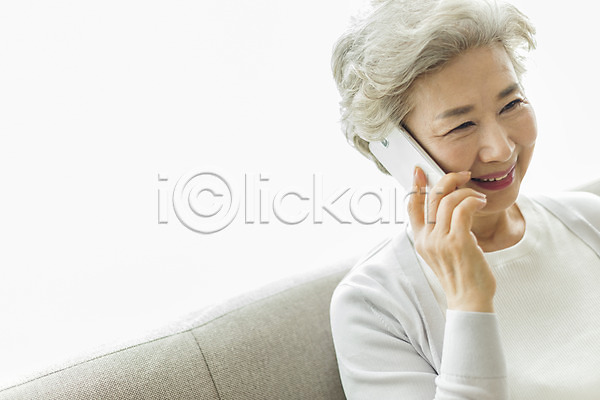 60대 노년 노인여자한명만 사람 여자 한국인 한명 JPG 앞모습 포토 미소(표정) 상반신 소파 스마트폰 스튜디오촬영 실내 실버라이프 앉기 일상 통화 할머니