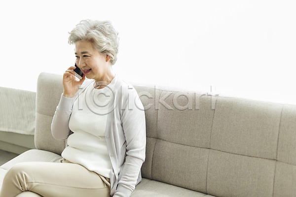 60대 노년 노인여자한명만 사람 여자 한국인 한명 JPG 옆모습 포토 미소(표정) 상반신 소파 스마트폰 스튜디오촬영 실내 실버라이프 앉기 일상 통화 할머니