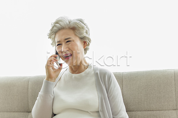 답답함 60대 노년 노인여자한명만 사람 여자 한국인 한명 JPG 앞모습 포토 상반신 소파 스마트폰 스튜디오촬영 실내 실버라이프 앉기 일상 찡그림 통화 할머니