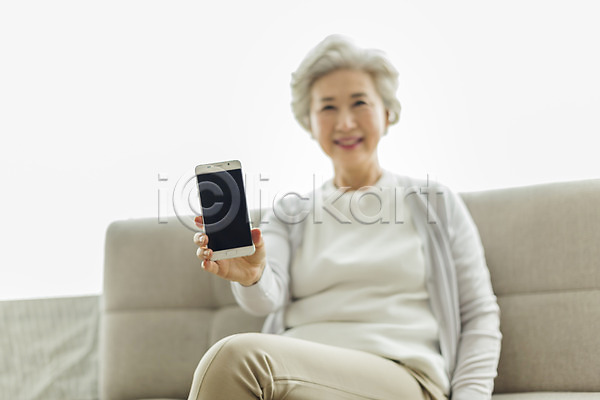 60대 노년 노인여자한명만 사람 여자 한국인 한명 JPG 아웃포커스 앞모습 포토 다리꼬기 들기 미소(표정) 상반신 소파 스마트폰 스튜디오촬영 실내 실버라이프 앉기 응시 일상 할머니