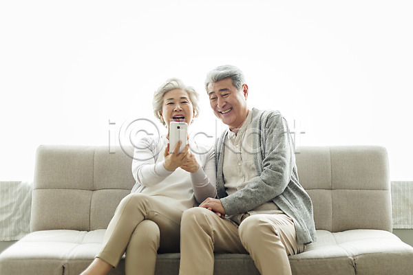 60대 70대 남자 노년 노인만 두명 사람 여자 한국인 JPG 앞모습 포토 노부부 다리꼬기 들기 미소(표정) 상반신 스마트폰 스튜디오촬영 실내 실버라이프 영상통화 웃음 응시 일상 할머니 할아버지