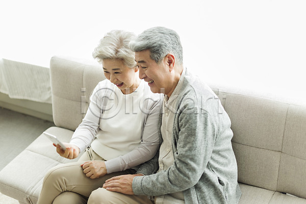 60대 70대 남자 노년 노인만 두명 사람 여자 한국인 JPG 앞모습 옆모습 포토 하이앵글 노부부 들기 미소(표정) 상반신 소파 스마트폰 스튜디오촬영 실내 실버라이프 영상통화 웃음 응시 일상 할머니 할아버지