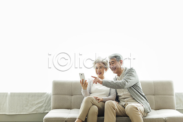 60대 70대 남자 노년 노인만 두명 사람 여자 한국인 JPG 앞모습 포토 가리킴 노부부 다리꼬기 미소(표정) 상반신 소파 손짓 스마트폰 스튜디오촬영 실내 실버라이프 앉기 영상통화 웃음 응시 일상 할머니 할아버지