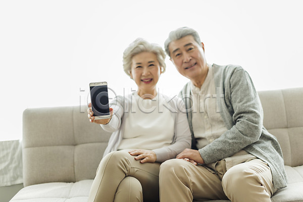 60대 70대 남자 노년 노인만 두명 사람 여자 한국인 JPG 아웃포커스 앞모습 포토 노부부 다리꼬기 들기 미소(표정) 상반신 소파 스마트폰 스튜디오촬영 실내 실버라이프 앉기 응시 일상 할머니 할아버지