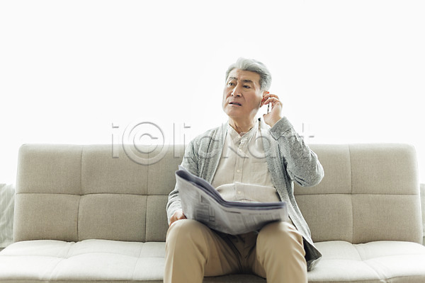 70대 남자 노년 노인남자한명만 사람 한국인 한명 JPG 앞모습 포토 들기 상반신 소파 스마트폰 스튜디오촬영 신문 실내 실버라이프 앉기 응시 일상 통화 할아버지