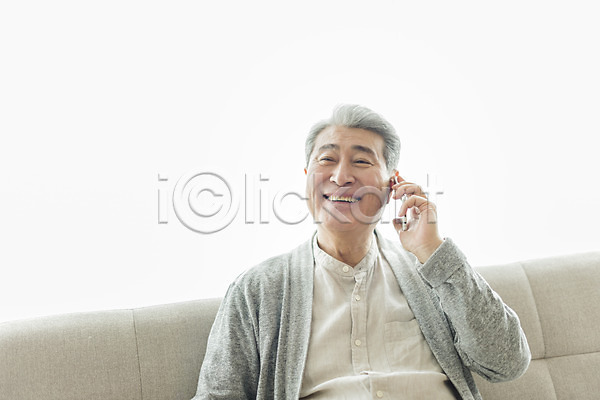 70대 남자 노년 노인남자한명만 사람 한국인 한명 JPG 앞모습 포토 들기 미소(표정) 상반신 소파 스마트폰 스튜디오촬영 실내 실버라이프 앉기 일상 통화 할아버지