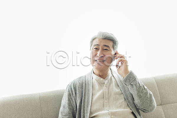 70대 남자 노년 노인남자한명만 사람 한국인 한명 JPG 앞모습 포토 들기 미소(표정) 상반신 소파 스마트폰 스튜디오촬영 실내 실버라이프 일상 통화 할아버지