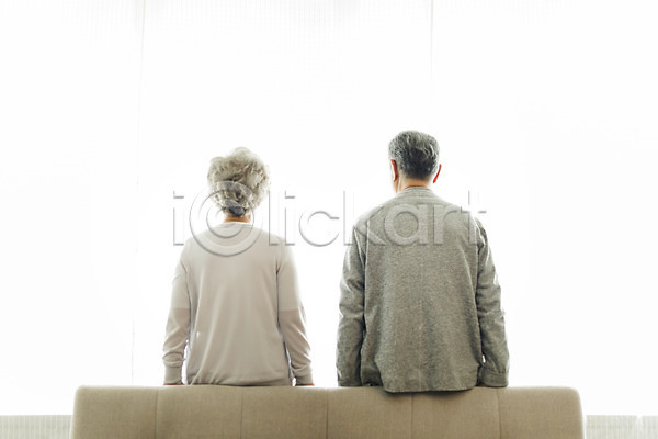 60대 70대 남자 노년 노인만 두명 사람 여자 한국인 JPG 뒷모습 포토 기댐 노부부 상반신 소파 스튜디오촬영 실내 실버라이프 앉기 일상 할머니 할아버지