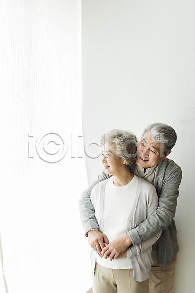 60대 70대 남자 노년 노인만 두명 사람 여자 한국인 JPG 앞모습 포토 노부부 미소(표정) 백허그 상반신 서기 스튜디오촬영 실내 실버라이프 안기 응시 일상 창가 할머니 할아버지