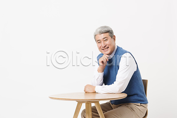 70대 남자 노년 노인남자한명만 사람 한국인 한명 JPG 옆모습 포토 미소(표정) 상반신 스튜디오촬영 실내 실버라이프 앉기 응시 의자 일상 책상 할아버지 흰배경