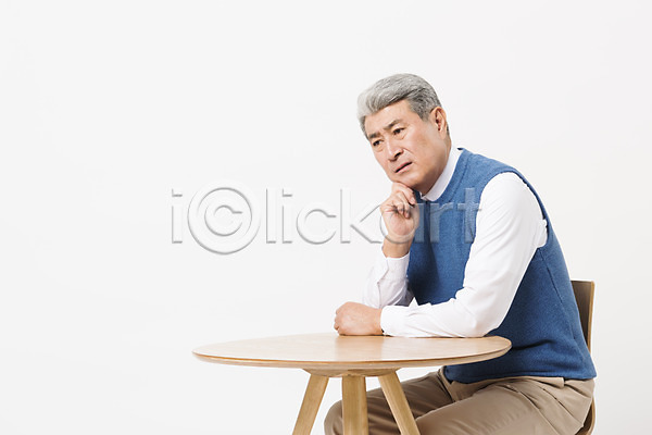 고민 70대 남자 노년 노인남자한명만 사람 한국인 한명 JPG 옆모습 포토 상반신 스튜디오촬영 실내 실버라이프 앉기 응시 의자 일상 책상 할아버지 흰배경