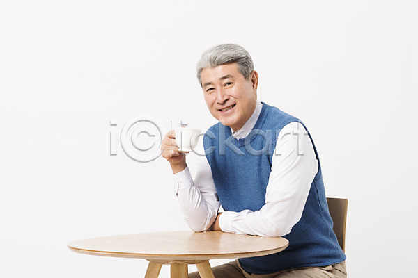 티타임 70대 남자 노년 노인남자한명만 사람 한국인 한명 JPG 옆모습 포토 들기 마시기 미소(표정) 상반신 스튜디오촬영 실내 실버라이프 응시 의자 일상 책상 커피 커피잔 할아버지 흰배경