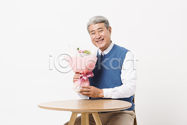 70대 노년 노인남자한명만 사람 한국인 한명 JPG 앞모습 포토 꽃다발 들기 미소(표정) 상반신 스튜디오촬영 실내 실버라이프 앉기 응시 의자 일상 책상 할아버지 흰배경