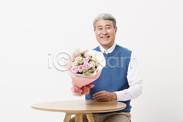 70대 남자 노년 노인남자한명만 사람 한국인 한명 JPG 앞모습 포토 꽃다발 들기 미소(표정) 상반신 스튜디오촬영 실내 실버라이프 앉기 응시 의자 일상 책상 할아버지 흰배경