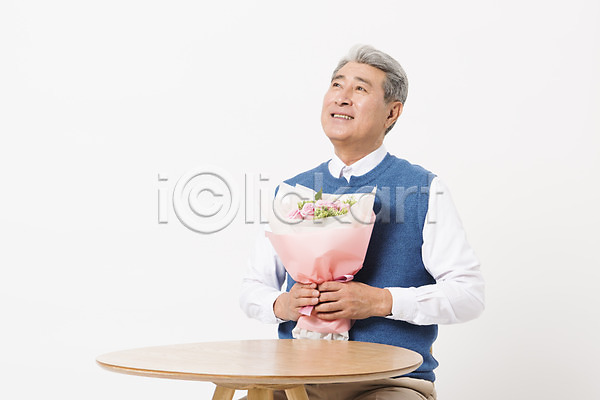 70대 남자 노년 노인남자한명만 사람 한국인 한명 JPG 앞모습 포토 꽃다발 들기 미소(표정) 상반신 스튜디오촬영 실내 실버라이프 응시 의자 일상 책상 할아버지 흰배경