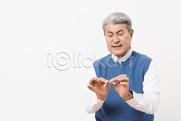 70대 남자 노년 노인남자한명만 사람 한국인 한명 JPG 앞모습 포토 금연 담배 들기 상반신 서기 스튜디오촬영 실내 실버라이프 응시 일상 자르기 찡그림 할아버지 흰배경