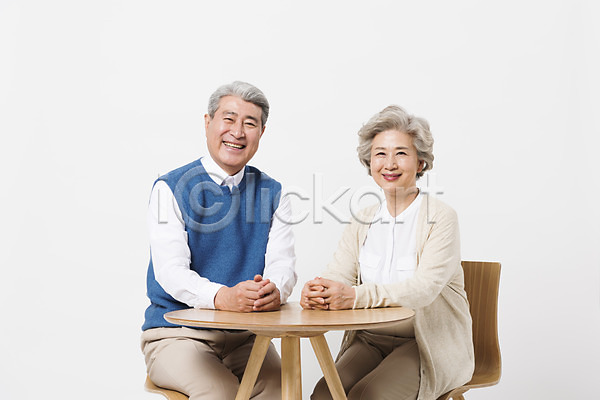 60대 70대 남자 노년 노인만 두명 사람 여자 한국인 JPG 앞모습 포토 노부부 미소(표정) 상반신 스튜디오촬영 실내 실버라이프 앉기 응시 의자 일상 책상 할머니 할아버지 흰배경