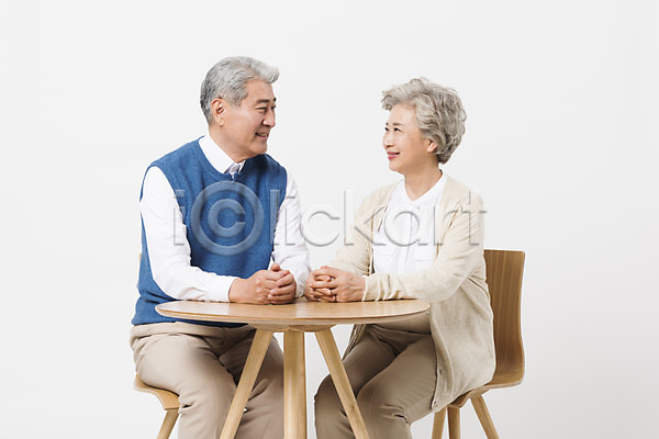 60대 70대 남자 노년 노인만 두명 사람 여자 한국인 JPG 앞모습 포토 노부부 마주보기 미소(표정) 상반신 스튜디오촬영 실내 실버라이프 앉기 응시 의자 일상 책상 할머니 할아버지 흰배경