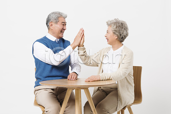 60대 70대 남자 노년 노인만 두명 사람 여자 한국인 JPG 앞모습 포토 노부부 마주보기 미소(표정) 상반신 스튜디오촬영 실내 실버라이프 앉기 응시 의자 일상 책상 하이파이브 할머니 할아버지 흰배경