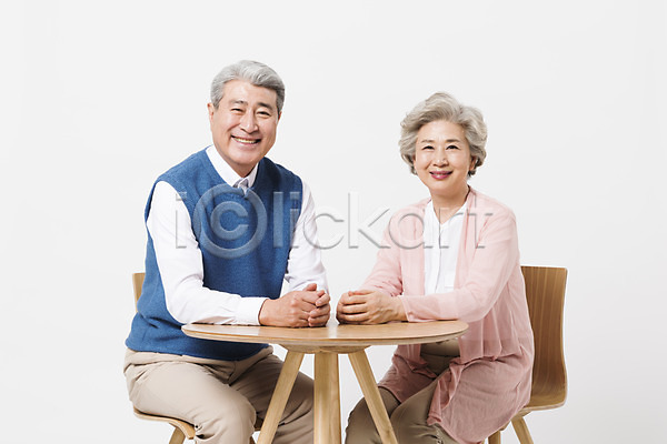 60대 70대 남자 노년 노인만 두명 사람 여자 한국인 JPG 앞모습 포토 노부부 미소(표정) 상반신 스튜디오촬영 실내 실버라이프 앉기 의자 일상 책상 할머니 할아버지 흰배경