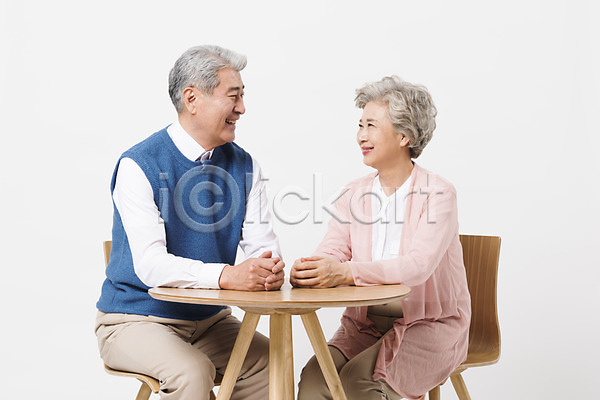 60대 70대 남자 노년 노인만 두명 사람 여자 한국인 JPG 앞모습 포토 노부부 미소(표정) 상반신 스튜디오촬영 실내 실버라이프 앉기 응시 일상 할머니 할아버지 흰배경