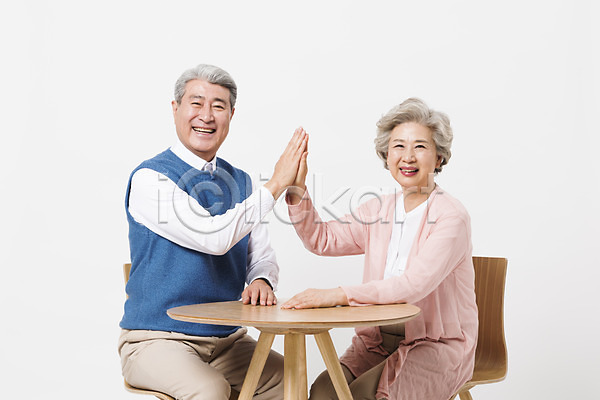 60대 70대 남자 노년 노인만 두명 사람 여자 한국인 JPG 앞모습 포토 노부부 미소(표정) 상반신 스튜디오촬영 실내 실버라이프 앉기 응시 의자 일상 책상 하이파이브 할머니 할아버지 흰배경