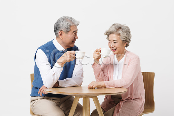티타임 휴식 60대 70대 남자 노년 노인만 두명 사람 여자 한국인 JPG 앞모습 포토 노부부 들기 마시기 미소(표정) 상반신 스튜디오촬영 실내 실버라이프 앉기 의자 일상 책상 커피 커피잔 할머니 할아버지 흰배경