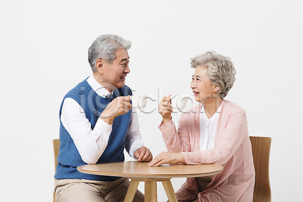 티타임 휴식 60대 70대 남자 노년 노인만 두명 사람 여자 한국인 JPG 앞모습 옆모습 포토 노부부 들기 마시기 상반신 스튜디오촬영 실내 실버라이프 앉기 의자 일상 책상 커피 커피잔 할머니 할아버지 흰배경