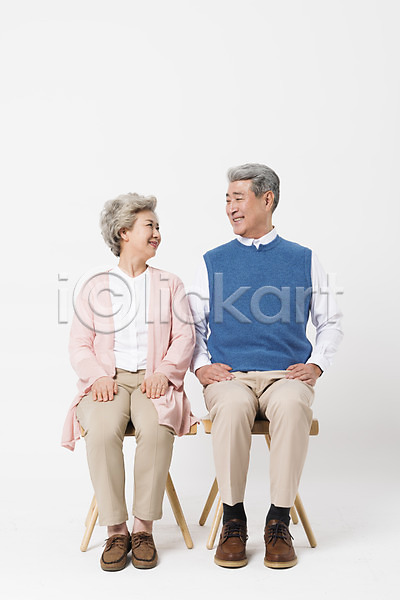 60대 70대 남자 노년 노인만 두명 사람 여자 한국인 JPG 앞모습 포토 노부부 마주보기 미소(표정) 스튜디오촬영 실내 실버라이프 앉기 응시 의자 일상 전신 할머니 할아버지 흰배경