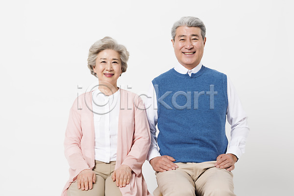 60대 70대 남자 노년 노인만 두명 사람 여자 한국인 JPG 앞모습 포토 노부부 미소(표정) 상반신 스튜디오촬영 실내 실버라이프 앉기 응시 의자 일상 할머니 할아버지 흰배경