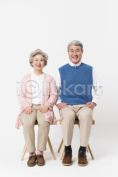 60대 70대 남자 노년 노인만 두명 사람 여자 한국인 JPG 앞모습 포토 노부부 미소(표정) 스튜디오촬영 실내 실버라이프 앉기 응시 의자 일상 전신 할머니 할아버지 흰배경