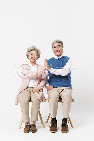 60대 70대 남자 노년 노인만 두명 사람 여자 한국인 JPG 앞모습 포토 노부부 미소(표정) 스튜디오촬영 실내 실버라이프 앉기 응시 의자 일상 전신 하이파이브 할머니 할아버지 흰배경