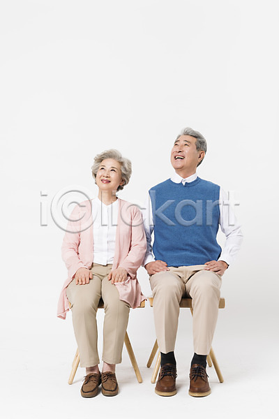60대 70대 남자 노년 노인만 두명 사람 여자 한국인 JPG 앞모습 포토 노부부 스튜디오촬영 실내 실버라이프 앉기 응시 의자 일상 전신 할머니 할아버지 흰배경