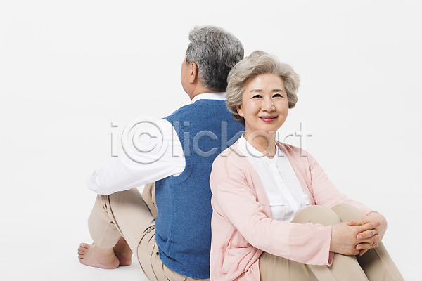 60대 70대 남자 노년 노인만 두명 사람 여자 한국인 JPG 뒷모습 앞모습 포토 노부부 등맞대기 미소(표정) 상반신 스튜디오촬영 실내 실버라이프 앉기 일상 전신 할머니 할아버지 흰배경