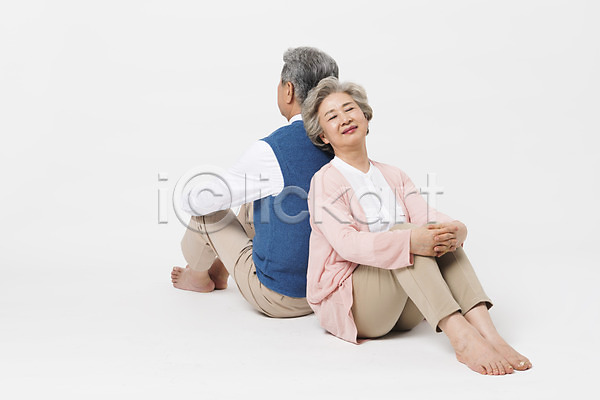 60대 70대 남자 노년 노인만 두명 사람 여자 한국인 JPG 뒷모습 앞모습 포토 기댐 노부부 눈감음 등맞대기 미소(표정) 스튜디오촬영 실내 실버라이프 앉기 일상 전신 할머니 할아버지 흰배경