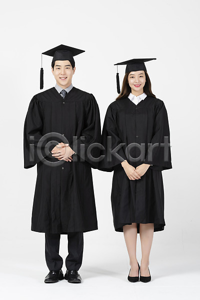 20대 남자 두명 사람 성인 성인만 여자 한국인 JPG 앞모습 포토 미소(표정) 서기 손모으기 응시 전신 졸업 졸업가운 학사모 흰배경
