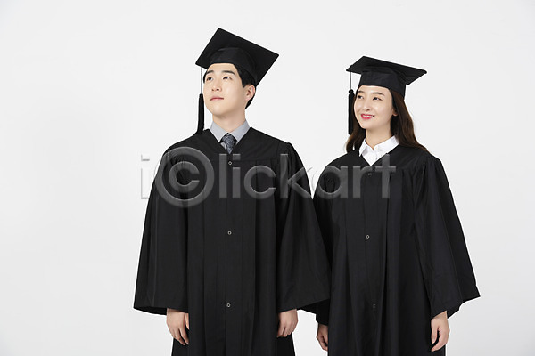 20대 남자 두명 사람 성인 성인만 여자 한국인 JPG 앞모습 포토 미소(표정) 상반신 서기 올려보기 응시 졸업 졸업가운 학사모 흰배경