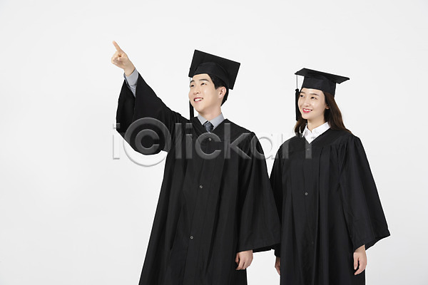 20대 남자 두명 사람 성인 성인만 여자 한국인 JPG 앞모습 포토 가리킴 미소(표정) 상반신 서기 응시 졸업 졸업가운 학사모 흰배경