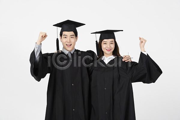 20대 남자 두명 사람 성인 성인만 여자 한국인 JPG 앞모습 포토 미소(표정) 상반신 어깨동무 응시 졸업 졸업가운 주먹 파이팅 학사모 흰배경