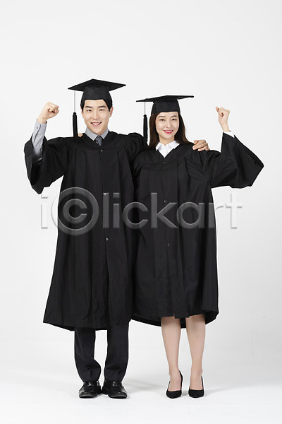 20대 남자 두명 사람 성인 성인만 여자 한국인 JPG 앞모습 포토 미소(표정) 서기 어깨동무 응시 전신 졸업 졸업가운 주먹 파이팅 학사모 흰배경