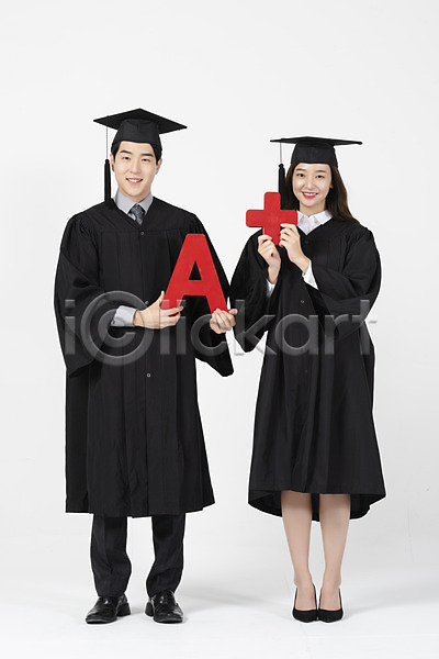 20대 남자 두명 사람 성인 성인만 여자 한국인 JPG 앞모습 포토 들기 미소(표정) 에이플러스 응시 전신 졸업 졸업가운 학사모 학점 흰배경