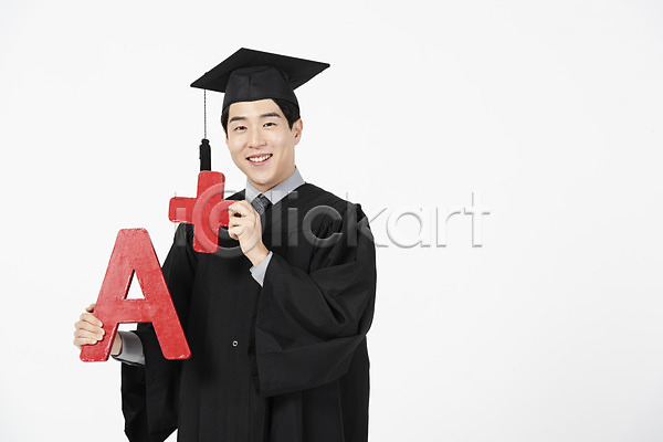 20대 남자 사람 성인 성인남자한명만 한국인 한명 JPG 앞모습 포토 들기 미소(표정) 상반신 에이플러스 응시 졸업 졸업가운 학사모 학점 흰배경