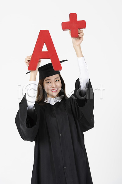 20대 사람 성인 성인여자한명만 여자 한국인 한명 JPG 앞모습 포토 들기 미소(표정) 상반신 에이플러스 응시 졸업 졸업가운 학사모 학점 흰배경