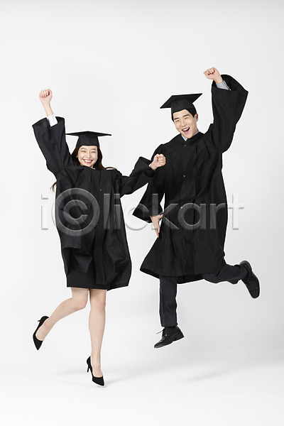 즐거움 20대 남자 두명 사람 성인 성인만 여자 한국인 JPG 앞모습 포토 미소(표정) 전신 점프 졸업 졸업가운 주먹 파이팅 학사모 흰배경