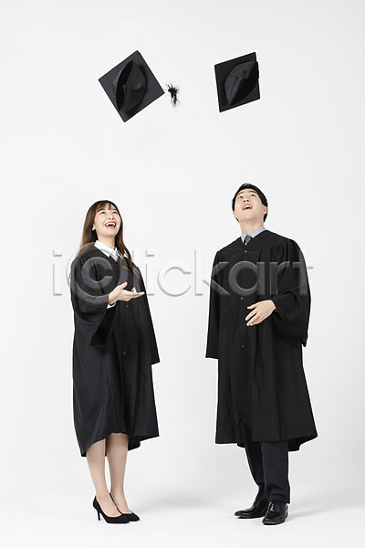 즐거움 20대 남자 두명 사람 성인 성인만 여자 한국인 JPG 앞모습 포토 던지기 미소(표정) 서기 올려보기 전신 졸업 졸업가운 학사모 흰배경
