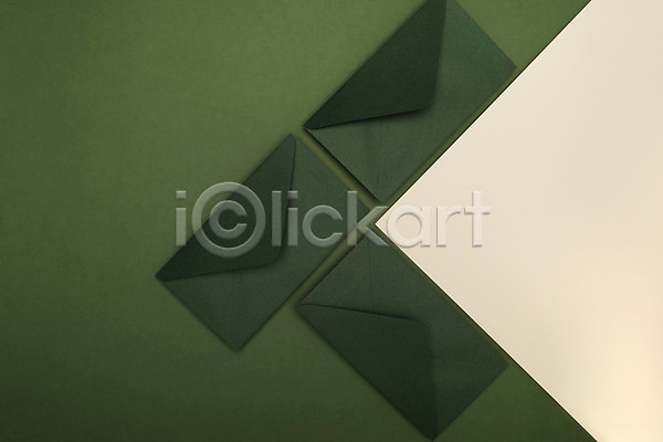 사람없음 JPG 포토 하이앵글 도화지 모서리 백그라운드 베이지색 색지 세개 스튜디오촬영 실내 오브젝트 종이 초록색 카피스페이스 편지봉투 플랫레이