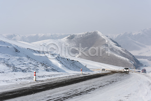 사람없음 JPG 포토 겨울 겨울풍경 눈(날씨) 도로 몽골 산 설경 설원 야외 자동차 자연 주간 풍경(경치) 해외풍경