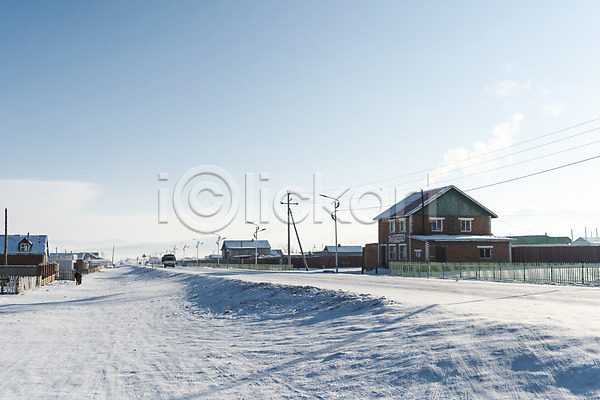 사람없음 JPG 포토 겨울 겨울풍경 눈(날씨) 도로 몽골 설경 설원 야외 자연 주간 주택 풍경(경치) 해외풍경