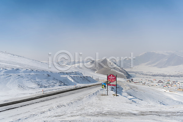 사람없음 JPG 포토 겨울 겨울풍경 눈(날씨) 도로 몽골 산 설경 설원 야외 자연 주간 표지판 풍경(경치) 하늘 해외풍경